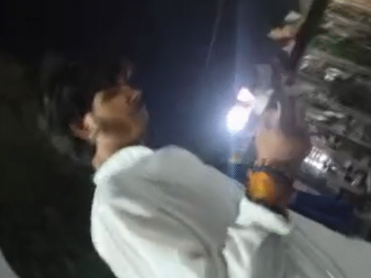 महाकालेश्वर मंदिर में आर्यन बरोदिया रिपोर्टर को अंदर ले गया।