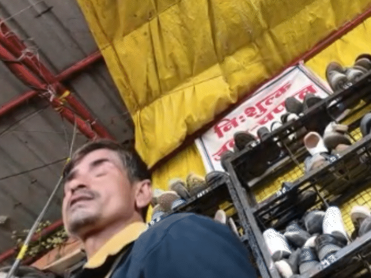 जूता स्टैंड का कर्मचारी अशोक पैसे लेकर दर्शन के लिए ग्राहकों की तलाश करता है।
