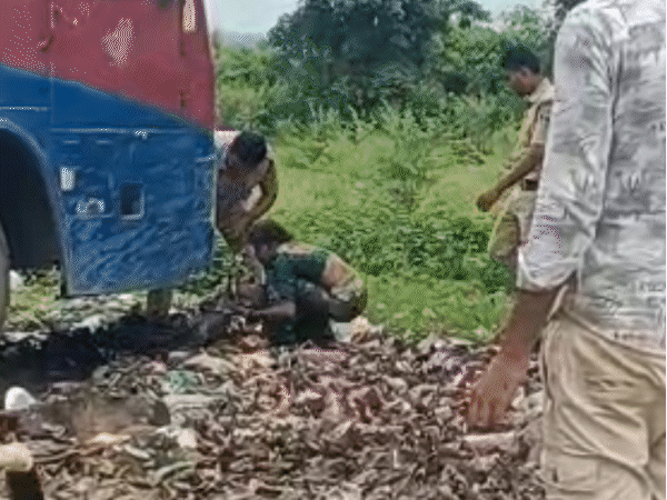 बस ने परिवार को 25-30 फीट घसीटा; टायर के नीचे दबा मासूम, खुद निकाली बेटे की लाश|सतना,Satna - Dainik Bhaskar
