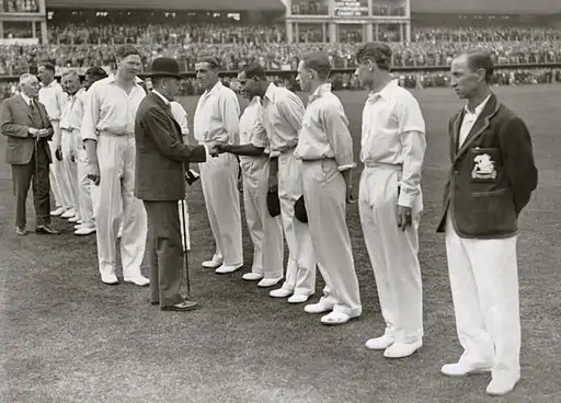 यह फोटो 1900 के पेरिस ओलिंपिक में क्रिकेट इवेंट की है। तब ग्रेट ब्रिटेन और फ्रांस की टीमों ने इसमें हिस्सा लिया था।