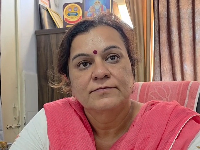एसएमओ डॉ. रश्मि चावला ने कहा कि डॉक्टरों की देखरेख में उसका इलाज किया जा रहा।