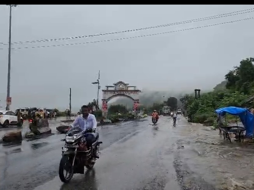 तेज बारिश से नदियों और बांधों का जलस्तर तेजी से बढ़ा है।