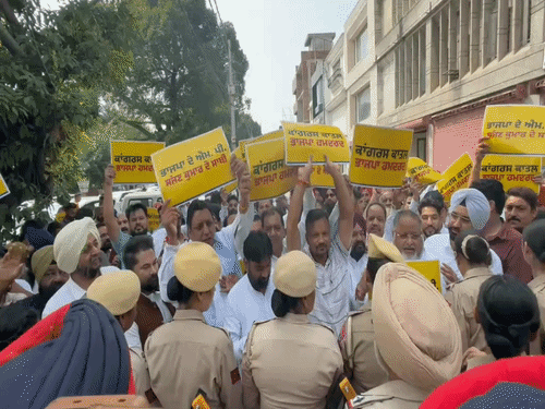 नारेबाजी करते AAP कार्यकर्ता।