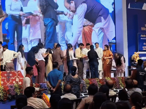 विद्यार्थियों को लैपटॉप वितरित करते हुए मुख्यमंत्री।