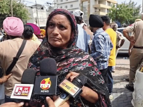 पीड़ित महिला सुखविंदर कौर जानकारी देतीं हुईं।