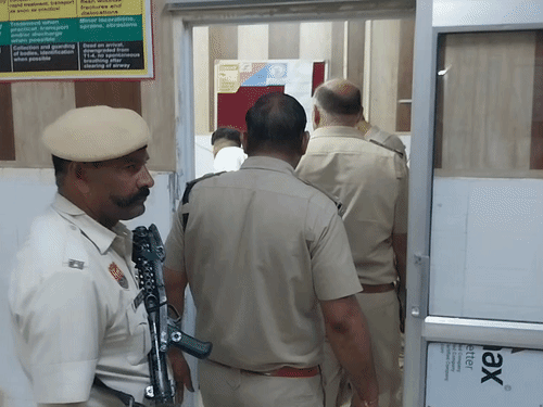 अफसरों ने घायलों से हादसे के बारे में जानकारी ली।