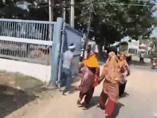 पुलिस ने सख्ती दिखाते हुए प्रदर्शनकारी महिलाओं को दौड़ा लिया।