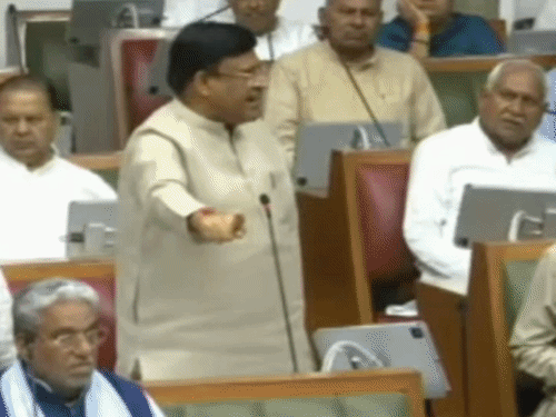सफाईकर्मियों के मुद्दे पर कांग्रेस विधायक बोलने लगीं तो मंत्री विपुल गोयल ने सवाल उठाए। इसके बाद भुक्कल ने कहा कि पूरे समाज का ठेका कृष्ण बेदी नहीं ले सकते।