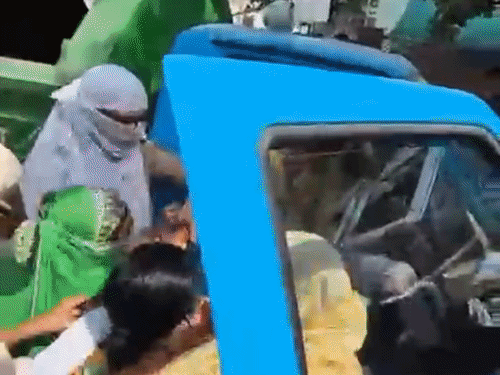 महिला प्रदर्शनकारियों ने कूड़ा उठाने वाले वाहन के ड्राइवर को भी गाड़ी से बाहर खींच लिया और धक्का-मुक्की की।