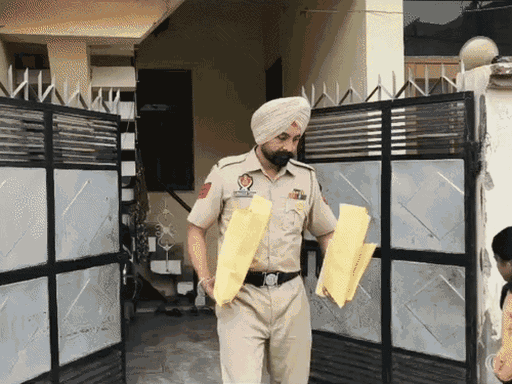 महिला की हत्या के बाद पुलिस ने घर में जांच की।
