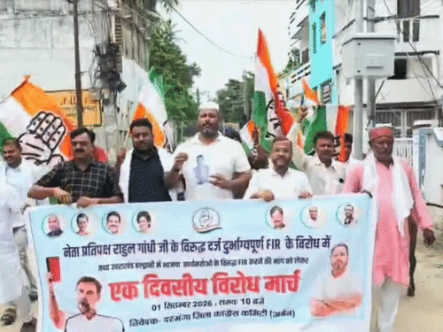 दरभंगा में पैदल मार्च निकालते कांग्रेस के कार्यकर्ता।