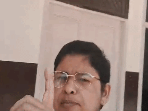 वीडियो में लेडी BLO ये कहती भी सुनाई दे रही हैं कि जो उसके साथ बदतमीजी करेगा, वह उसका काम नहीं करेगी।