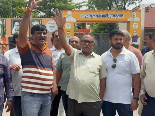 वार्ड 98 में पैराशूट प्रत्याशी का विरोध जताते हुए भाजपा कार्यकर्ता।