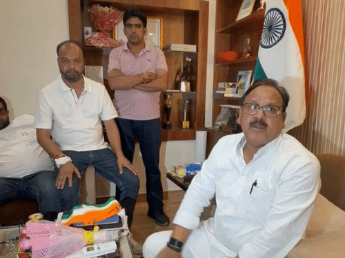 नामांकन रद्द होने के बाद ज्वाला प्रसाद ने विधायक अमीन कागजी से मुलाकात की।