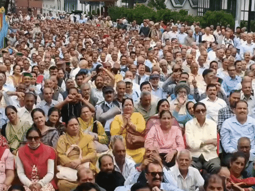 शिमला के चौड़ा मैदान में नारेबाजी करते पेंशनर।