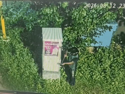ताला तोड़ता हुआ चोर CCTV कैमरे में कैद।