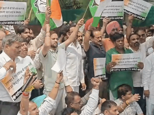 नारेबाजी करते हुए कांग्रेस कार्यकर्ता।