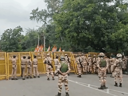 प्रदर्शन के चलते तैनात पुलिस बल।