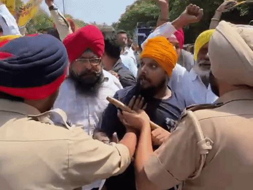 लुधियाना में पुलिस के रोकने पर AAP वर्कर उनसे भिड़ गए।