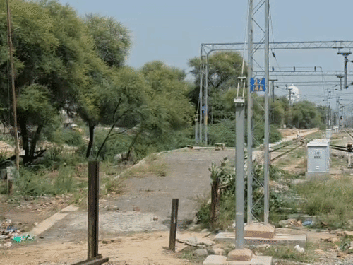 गिद्दड़बाहा रेलवे स्टेशन के में ट्रैक पर मिली बच्ची।