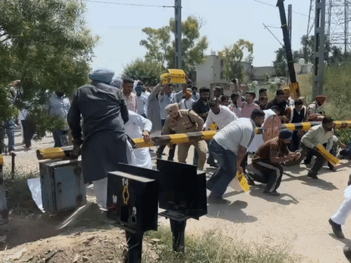 रेलवे फाटक बंद मिला तो लुधियाना में उसके नीचे से AAP वर्कर निकलकर भागे।