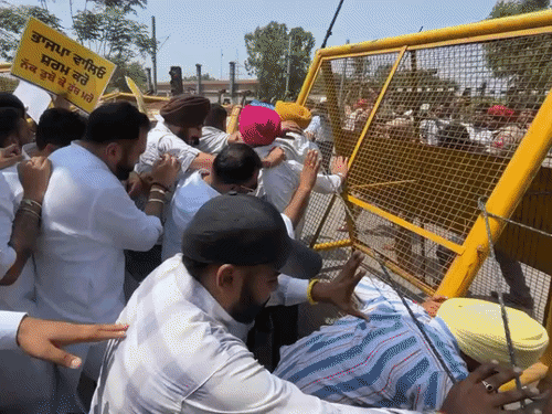 लुधियाना में AAP वर्करों ने पुलिस की बैरिकेडिंग तोड़ दी और भाजपा दफ्तर की तरफ भाग निकले।