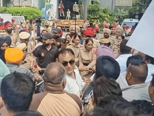 जालंधर में आम आदमी पार्टी के कार्यकर्ता भाजपा के खिलाफ प्रदर्शन करते हुए। - Dainik Bhaskar