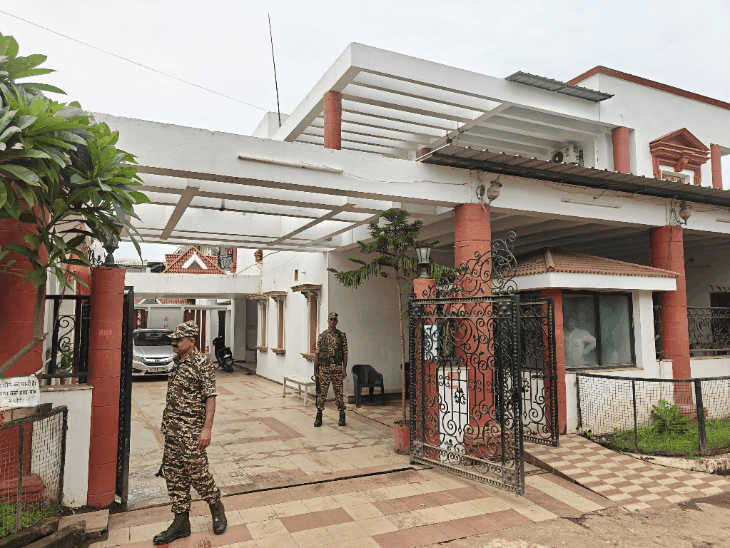 शराब घोटाला मामले में रायपुर, दुर्ग-भिलाई और धमतरी में ED के अफसरों ने दबिश दी।