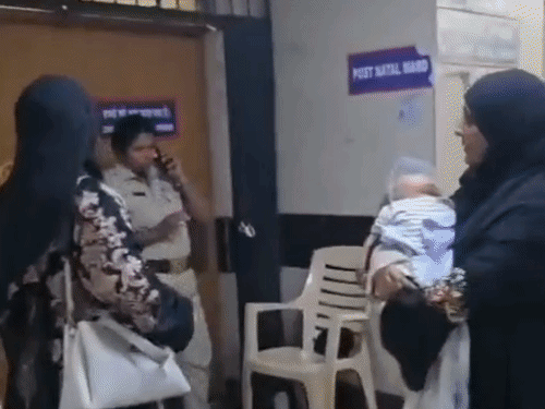 वायरल वीडियो में बुर्का पहने महिलाओं ने दावा किया कि वे मुंबई के कूपर अस्पताल में अपने रिश्तेदार से मिलने पहुंचीं थीं। - Dainik Bhaskar
