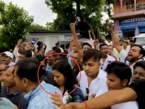 मंगलवार को ही महुआ नादिया जिले के छपरा इलाके में गई थीं, जहां कुछ लोगों ने उनकी गाड़ी को घेर लिया, काले झंडे लहराए और गो बैक के नारे लगाए।
