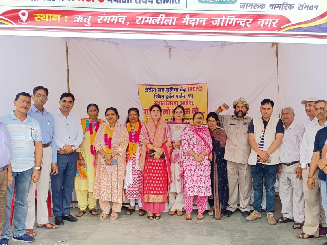 जोगिंदरनगर में प्रदर्शन करते लोग।