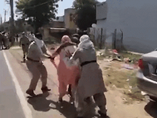 प्रदर्शनकारी सफाईकर्मियों को हिरासत में लेकर जाती पुलिस।