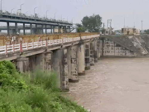 जवानों के डूबने की सूचना मिलते ही आसपास लोग WJC के पास इकट्ठा हो गए।