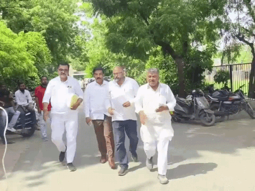 पालीवाल का आरोप है कि पार्टी की ओर से सिंबल सौंपने जाते समय कांग्रेस जिलाध्यक्ष के साथ विवादित व्यक्ति को भी भेजा गया और सिंबल की लिस्ट भी सीलबंद नहीं थी।