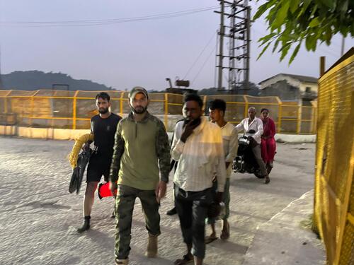 बैराज पर राहत बचाव के लिए जाते सेना के जवान।