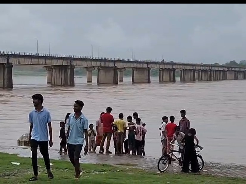 तेज बारिश से नदियों और बांधों का जलस्तर तेजी से बढ़ा है।