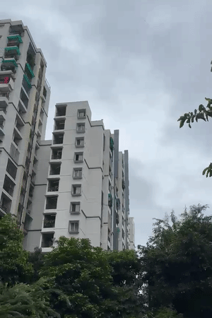 लखनऊ में सुबह से बादल छाए हुए हैं। यह तस्वीर सीतापुर रोड स्थित अपार्टमेंट की है।