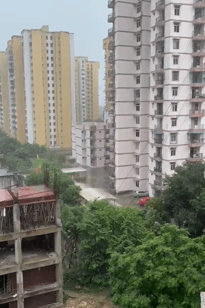 जानकीपुरम विस्तार इलाके में सुबह 10 बजे के बाद जोरदार बारिश शुरू हो गई।