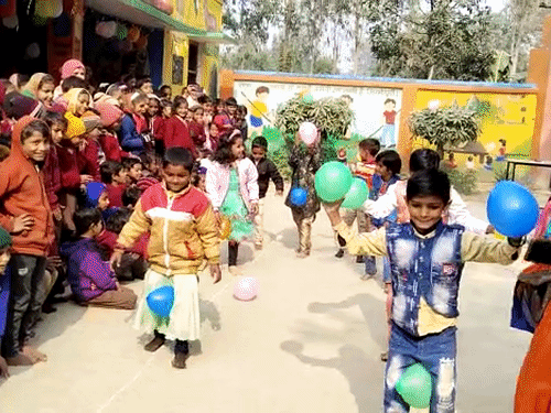 बच्चों को पढ़ाई के साथ खेल, रचनात्मक कार्य और सांस्कृतिक कार्यक्रमों में भी शामिल किया जाता है।