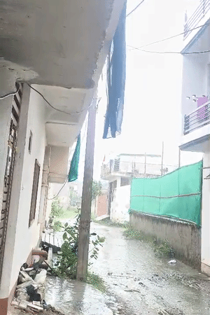 पारा इलाके में भी 11:10 पर जोरदार बारिश शुरू हो गई। झमाझम बारिश के चलते कॉलोनियों में सन्नाटा है।