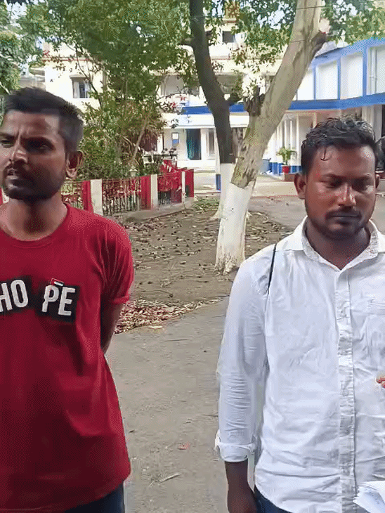 किशनगंज के दोनों युवकों ने SP ऑफिस पहुंचकर शिकायत की है।