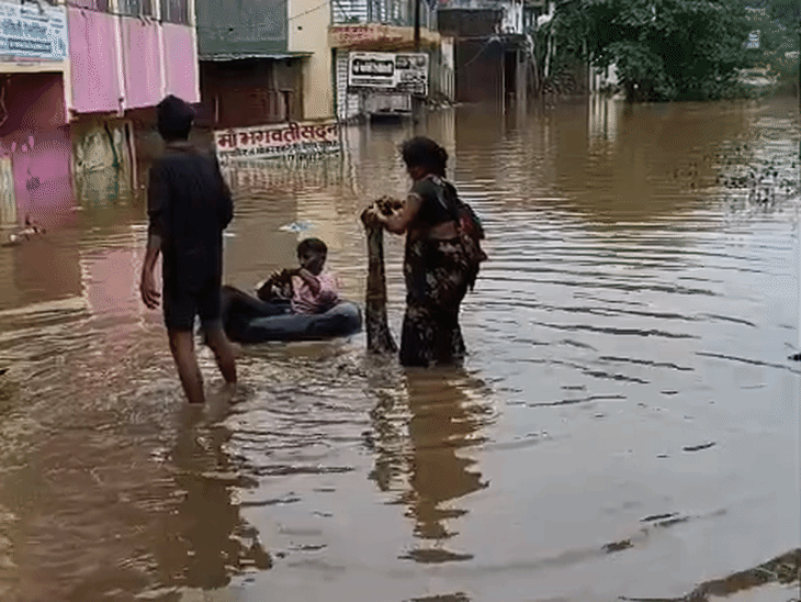 बीते 3 दिन से लोग बाढ़ के बीच रह रहे।