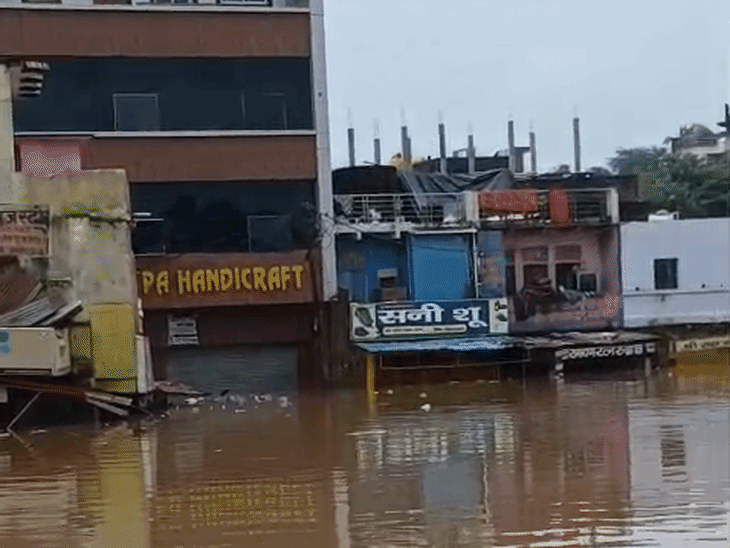 बाढ़ के पानी में 6 से 8 फीट तक मकान डूबे हुए हैं।