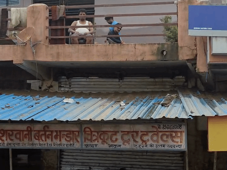 नीचे मकान पानी में डूबे में लोग छतों पर रहे।