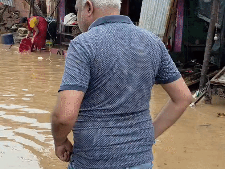दैनिक भास्कर की टीम बाढ़ प्रभावित इलाकों में जायजा लेने पहुंची।