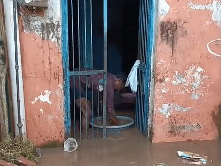 लोगों के घरों में पानी भरा हुआ।