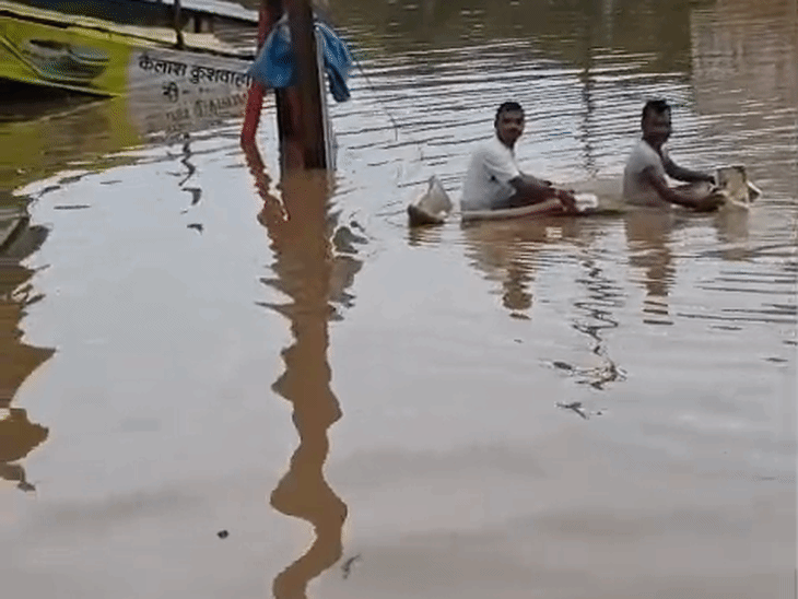 ट्यूब और नाव के सहारे लोग अपनी जरूरत की चीजें परिवारों तक लेकर जा रहे।