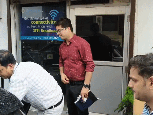आरबीआयचे अधिकारी मेरठ क्रमांकाच्या दोन गाड्यांमधून सहारनपूरच्या बँकेत पोहोचले.