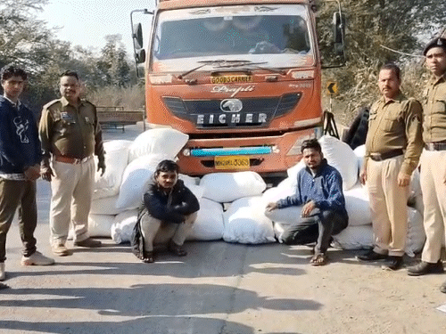 महासमुंद में पुलिस ने ट्रक से 4 करोड़ 75 लाख का गांजा पकड़ा है