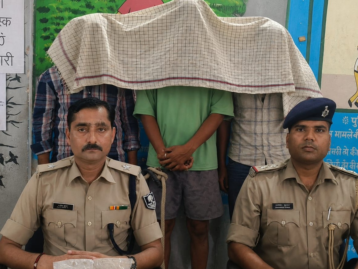 पुलिस हिरासत में तीनों आरोपी पुरुष।